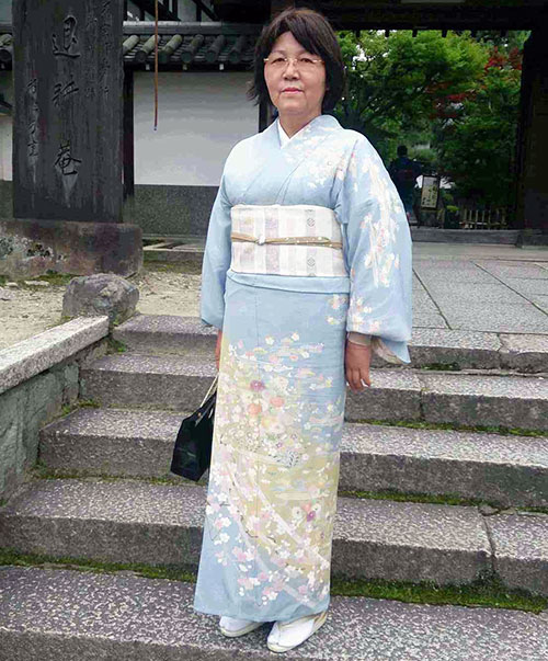 滋賀県大津市「初めての表茶道」の講師、谷垣です。大津市の茶道教室です。草津からも近く、便利な場所にございます。